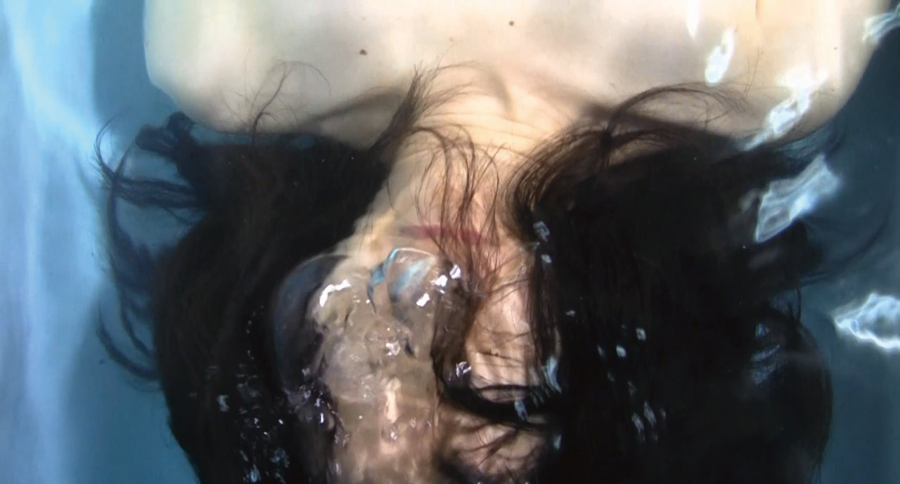 Under the Water 1 cm 在表面下一公分